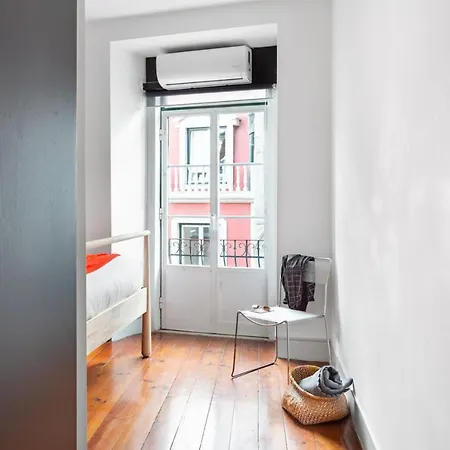 Appartement Joivy Bold And Colourful 1-bed Flat At The Heart Of Chiado, Nearby Carmo Convent Lisboa
